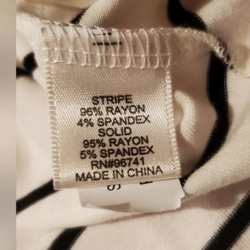 Women's Ivory Striped Tie Front V-Neck‎ Top. Size Small